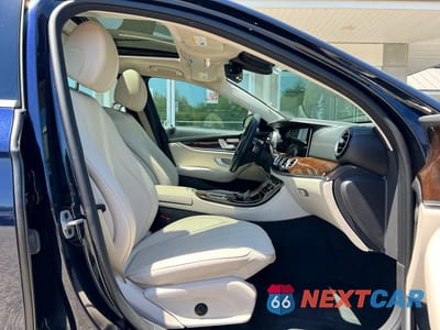 Piąte zdjęcie samochodu w środku: 2022 MERCEDES-BENZ E 350 4MATIC VIN:W1KZF8EB3NB032781 - miniatura