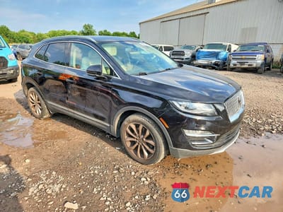 Czwarte zdjęcie samochodu z boku: 2019 LINCOLN MKC SELECT VIN:5LMCJ2C93KUL02046 - miniatura