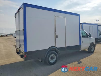 Trzecie zdjęcie samochodu z tyłu: 2024 FORD E350 REFRIGERATED BOX TRUCK VIN:1FDWE3FN5RDD00781 - miniatura