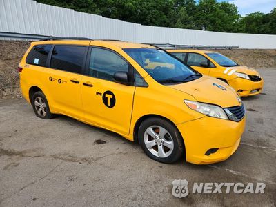 Czwarte zdjęcie samochodu z boku: 2017 TOYOTA SIENNA LE VIN:5TDKZ3DC1HS877772 - miniatura