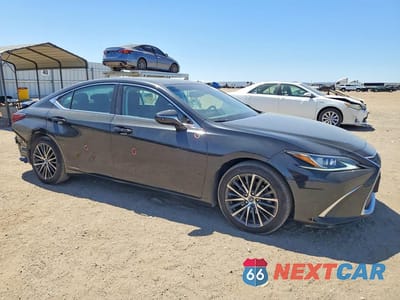 Czwarte zdjęcie samochodu z boku: 2022 LEXUS ES 300H BASE VIN:58ADA1C18NU023636 - miniatura
