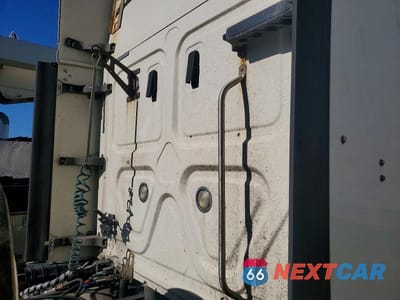 Zdjęcie 6 z 10 samochodu: 2019 FREIGHTLINER CASCADIA 116 SEMI TRUCK VIN:3AKJHPDV6KSKA4100 - miniatura