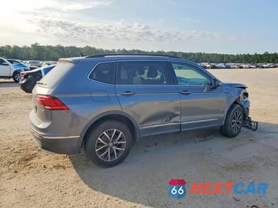 Trzecie zdjęcie samochodu z tyłu: 2018 VOLKSWAGEN TIGUAN SE VIN:3VV3B7AXXJM205529 - miniatura