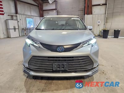 Piąte zdjęcie samochodu w środku: 2021 TOYOTA SIENNA XLE VIN:5TDYRKEC0MS032330 - miniatura
