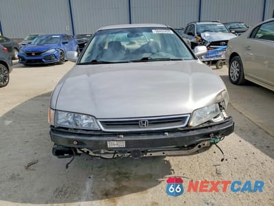 Piąte zdjęcie samochodu w środku: 1996 HONDA ACCORD DX 25TH ANNIVERSARY VIN:1HGCD5680TA135393 - miniatura