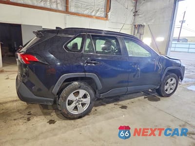 Trzecie zdjęcie samochodu z tyłu: 2021 TOYOTA RAV4 XLE VIN:2T3P1RFV5MW158046 - miniatura