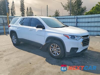 Czwarte zdjęcie samochodu z boku: 2020 CHEVROLET TRAVERSE LS VIN:1GNERFKW7LJ272843 - miniatura