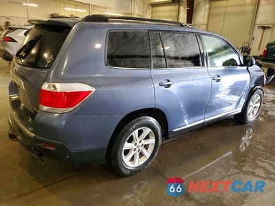 Trzecie zdjęcie samochodu z tyłu: 2011 TOYOTA HIGHLANDER BASE VIN:5TDBK3EH7BS066077 - miniatura