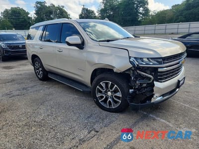 Czwarte zdjęcie samochodu z boku: 2021 CHEVROLET TAHOE C1500 LT VIN:1GNSCNKD0MR410609 - miniatura