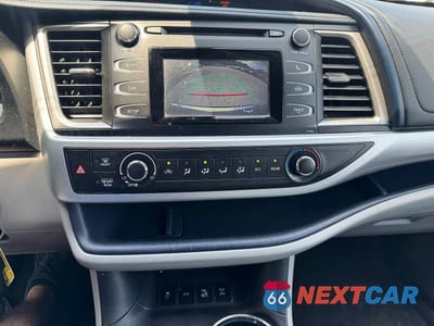 Zdjęcie 11 z 12 samochodu: 2018 TOYOTA HIGHLANDER LE VIN:5TDBZRFH1JS833126 - miniatura