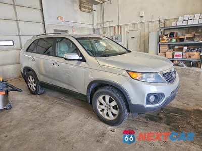 Czwarte zdjęcie samochodu z boku: 2013 KIA SORENTO LX VIN:5XYKT3A6XDG379903 - miniatura
