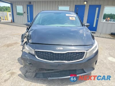 Piąte zdjęcie samochodu w środku: 2017 KIA FORTE LX VIN:3KPFK4A71HE058807 - miniatura