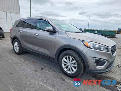 Czwarte zdjęcie samochodu z boku: 2018 KIA SORENTO LX V6 VIN:5XYPG4A53JG404644 - miniatura