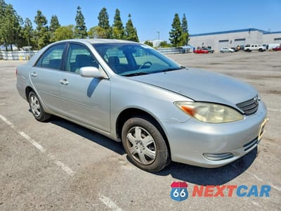 Czwarte zdjęcie samochodu z boku: 2002 TOYOTA CAMRY LE VIN:JTDBE32K320020966 - miniatura