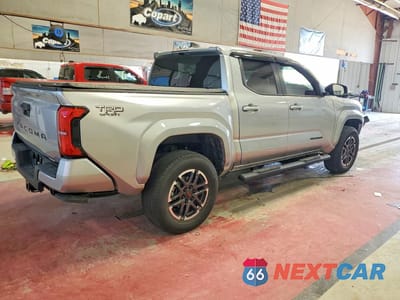 Trzecie zdjęcie samochodu z tyłu: 2025 TOYOTA TACOMA TRD SPORT VIN:3TYKB5FN9ST027303 - miniatura