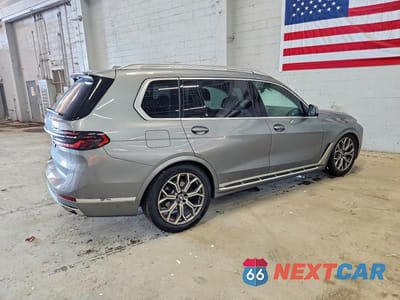 Trzecie zdjęcie samochodu z tyłu: 2025 BMW X7 XDRIVE40I VIN:5UX23EM02S9Z25917 - miniatura