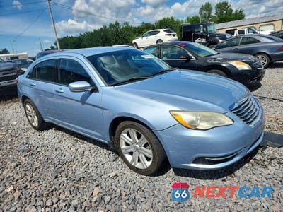 Czwarte zdjęcie samochodu z boku: 2013 CHRYSLER 200 TOURING VIN:1C3CCBBBXDN596021 - miniatura