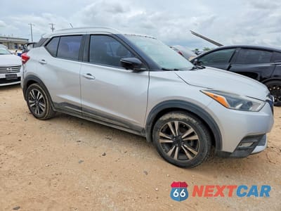 Czwarte zdjęcie samochodu z boku: 2019 NISSAN KICKS SR VIN:3N1CP5CU9KL533882 - miniatura