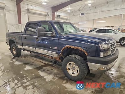 Czwarte zdjęcie samochodu z boku: 2005 CHEVROLET SILVERADO K2500 HEAVY DUTY VIN:1GCHK23205F820945 - miniatura