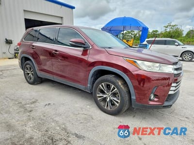 Czwarte zdjęcie samochodu z boku: 2019 TOYOTA HIGHLANDER LE PLUS VIN:5TDZZRFH4KS294484 - miniatura