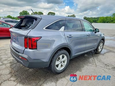 Trzecie zdjęcie samochodu z tyłu: 2022 KIA SORENTO LX VIN:5XYRG4LC9NG100731 - miniatura