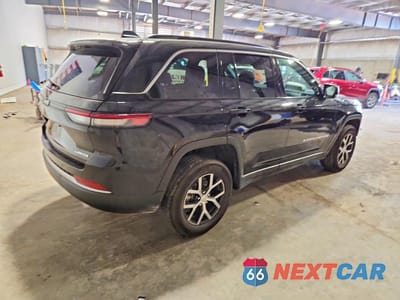 Trzecie zdjęcie samochodu z tyłu: 2026 JEEP GRAND CHEROKEE LIMITED VIN:1C4RJHBR0TC239551 - miniatura
