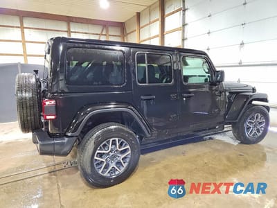 Trzecie zdjęcie samochodu z tyłu: 2026 JEEP WRANGLER SAHARA VIN:1C4PJXEN5TW235083 - miniatura