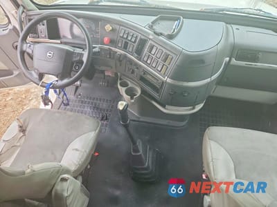 Piąte zdjęcie samochodu w środku: 2012 VOLVO VNL SEMI TRUCK VIN:4V4NC9EJ2CN551139 - miniatura