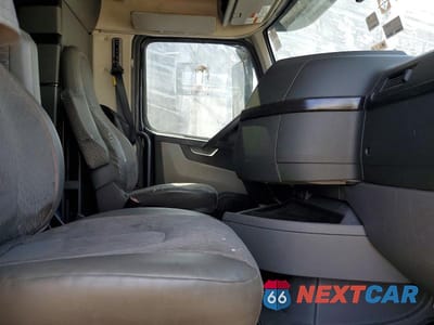 Piąte zdjęcie samochodu w środku: 2022 VOLVO VNL SEMI TRUCK VIN:4V4NC9EHXNN600779 - miniatura