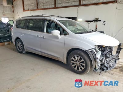 Czwarte zdjęcie samochodu z boku: 2019 CHRYSLER PACIFICA TOURING L VIN:2C4RC1BG3KR582974 - miniatura