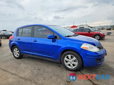 Czwarte zdjęcie samochodu z boku: 2012 NISSAN VERSA 1.8 S VIN:3N1BC1CP7CK266100 - miniatura
