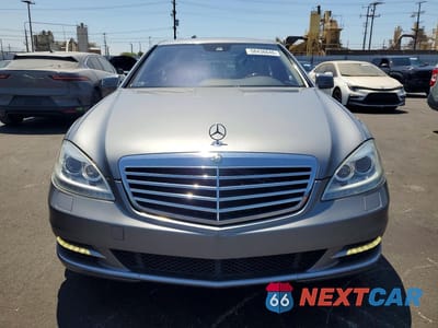 Piąte zdjęcie samochodu w środku: 2012 MERCEDES-BENZ S 550 VIN:WDDNG7DB1CA490863 - miniatura