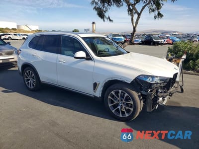 Czwarte zdjęcie samochodu z boku: 2025 BMW X5 XDRIVE40I VIN:5UX23EU07S9Y56982 - miniatura