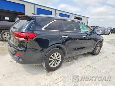 Trzecie zdjęcie samochodu z tyłu: 2019 KIA SORENTO LX V6 VIN:5XYPGDA58KG463500 - miniatura