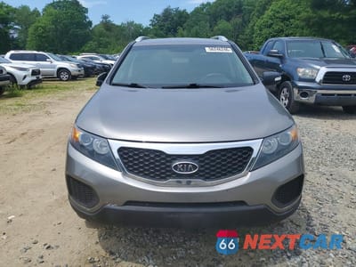Piąte zdjęcie samochodu w środku: 2013 KIA SORENTO LX VIN:5XYKTDA26DG349722 - miniatura