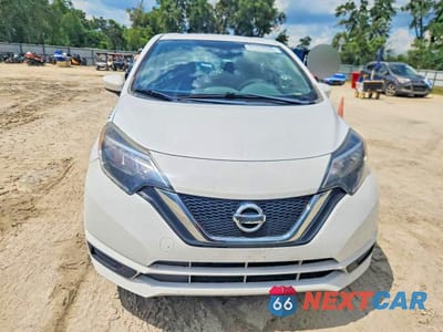 Piąte zdjęcie samochodu w środku: 2018 NISSAN VERSA NOTE S VIN:3N1CE2CP0JL369807 - miniatura