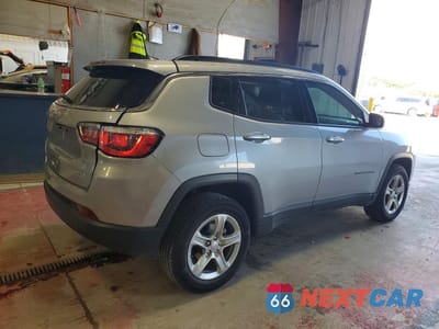 Trzecie zdjęcie samochodu z tyłu: 2024 JEEP COMPASS LATITUDE VIN:3C4NJDBN3RT603494 - miniatura