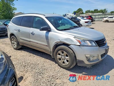 Czwarte zdjęcie samochodu z boku: 2017 CHEVROLET TRAVERSE LS VIN:1GNKVFEDXHJ330010 - miniatura