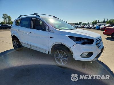 Czwarte zdjęcie samochodu z boku: 2017 FORD ESCAPE SE VIN:1FMCU9GD1HUA52039 - miniatura