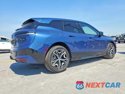 Trzecie zdjęcie samochodu z tyłu: 2025 BMW IX XDRIVE50 VIN:WB523CF0XSCU48350 - miniatura