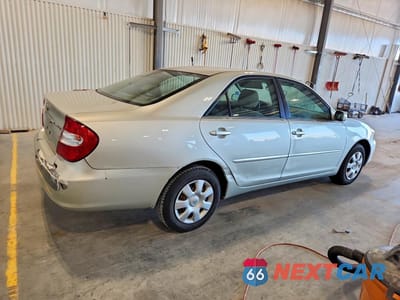 Trzecie zdjęcie samochodu z tyłu: 2002 TOYOTA CAMRY LE VIN:JTDBE32K820045555 - miniatura
