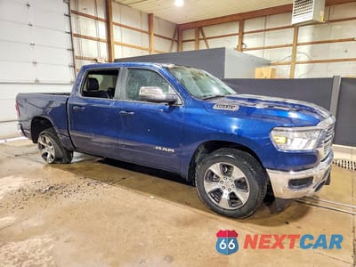 Czwarte zdjęcie samochodu z boku: 2024 RAM 1500 LARAMIE VIN:1C6RREJT5RN220650 - miniatura