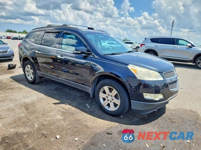 Czwarte zdjęcie samochodu z boku: 2012 CHEVROLET TRAVERSE LT VIN:1GNKRGED4CJ305672 - miniatura