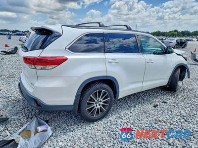 Trzecie zdjęcie samochodu z tyłu: 2018 TOYOTA HIGHLANDER SE VIN:5TDJZRFH5JS489053 - miniatura