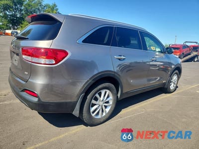 Trzecie zdjęcie samochodu z tyłu: 2016 KIA SORENTO LX VIN:5XYPGDA31GG090905 - miniatura