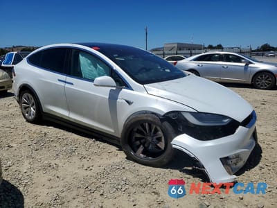 Czwarte zdjęcie samochodu z boku: 2018 TESLA MODEL X VIN:5YJXCBE28JF101270 - miniatura