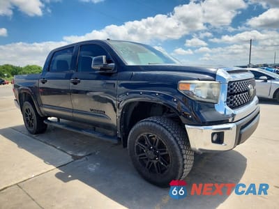 Czwarte zdjęcie samochodu z boku: 2019 TOYOTA TUNDRA CREWMAX SR5 VIN:5TFDW5F18KX815778 - miniatura