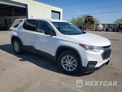 Czwarte zdjęcie samochodu z boku: 2019 CHEVROLET TRAVERSE LS VIN:1GNERFKWXKJ180186 - miniatura