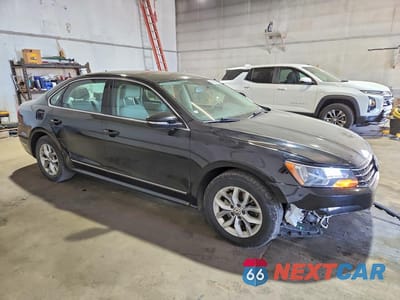 Czwarte zdjęcie samochodu z boku: 2016 VOLKSWAGEN PASSAT S VIN:1VWAS7A32GC051117 - miniatura