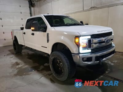 Czwarte zdjęcie samochodu z boku: 2017 FORD F350 SUPER DUTY VIN:1FT8W3BT2HEE37989 - miniatura